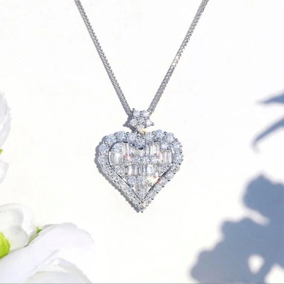 🎁 Silver Crystal Heart Necklace - Picture 6 of 7
